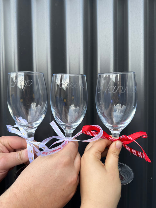 Engraved White/Red wine glass