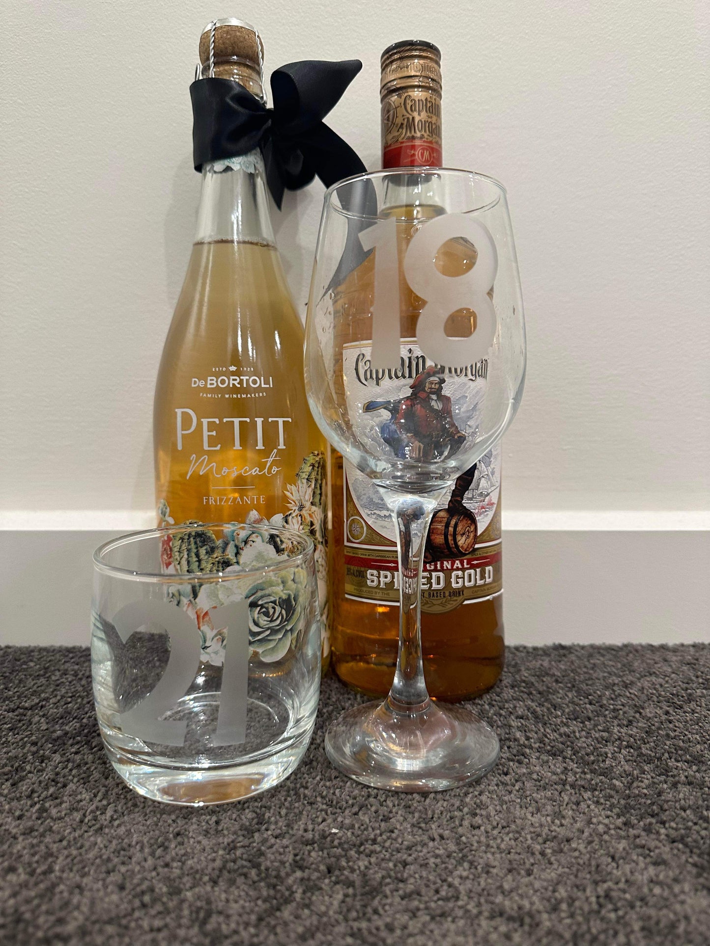 Engraved White/Red wine glass