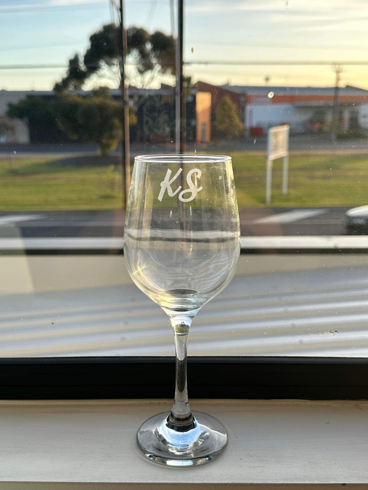 Engraved White/Red wine glass